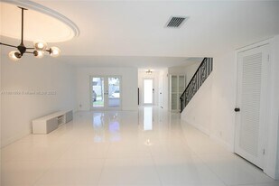 2714 NE 8th St in Hallandale Beach, FL - Building Photo