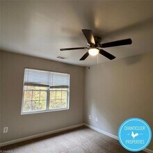 1041 W Barton St, Unit D in Greensboro, NC - Foto de edificio - Building Photo