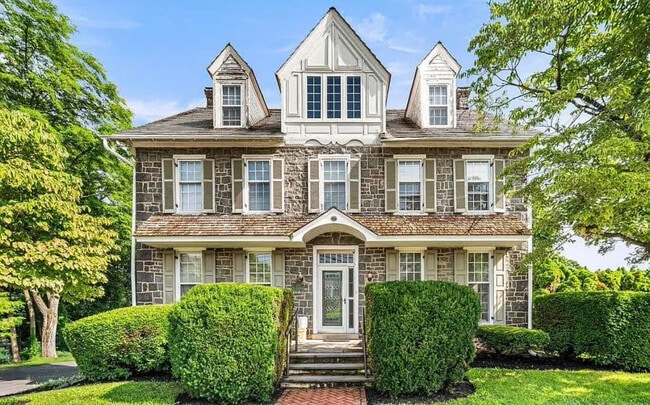 28 W Main St, Unit 3