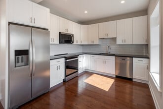 1710 W Lunt Ave in Chicago, IL - Building Photo - Interior Photo