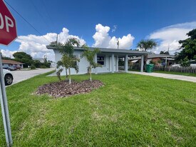 957 Lewis Dr in Riviera Beach, FL - Building Photo