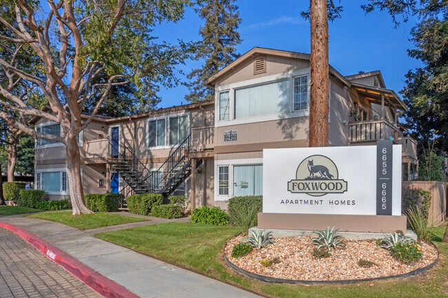 Foxwood Apartment Homes in Fresno, CA - Foto de edificio - Building Photo