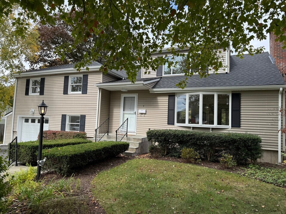 7 Conrad St in Groton, CT - Building Photo