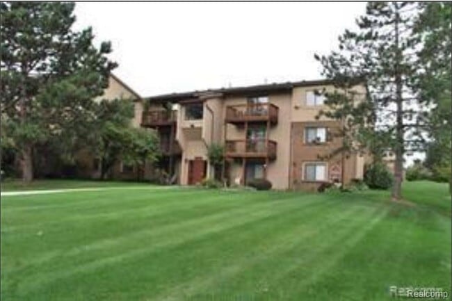 30052 W 12 Mile Rd in Farmington Hills, MI - Building Photo - Building Photo