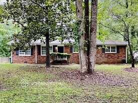 5675 Elmtree Dr in Acworth, GA - Building Photo