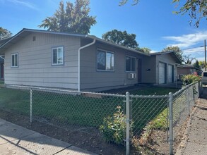 401 W 12th St in Medford, OR - Building Photo - Building Photo