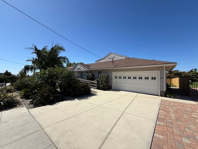 251 Walnut Dr in Ventura, CA - Building Photo - Building Photo