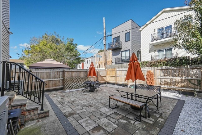 24 BELMONT Ave in Jersey City, NJ - Building Photo - Building Photo