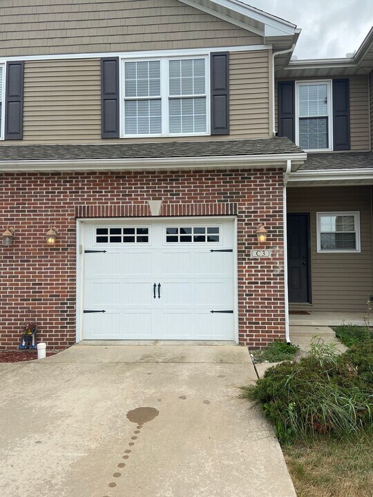 1604 S Division St in Mahomet, IL - Building Photo
