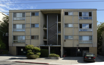 Driftwood Apartments in Oakland, CA - Building Photo - Building Photo