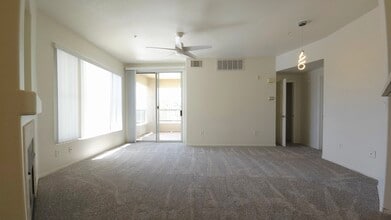 7127 S Durango Dr, Unit 310 in Las Vegas, NV - Building Photo - Building Photo
