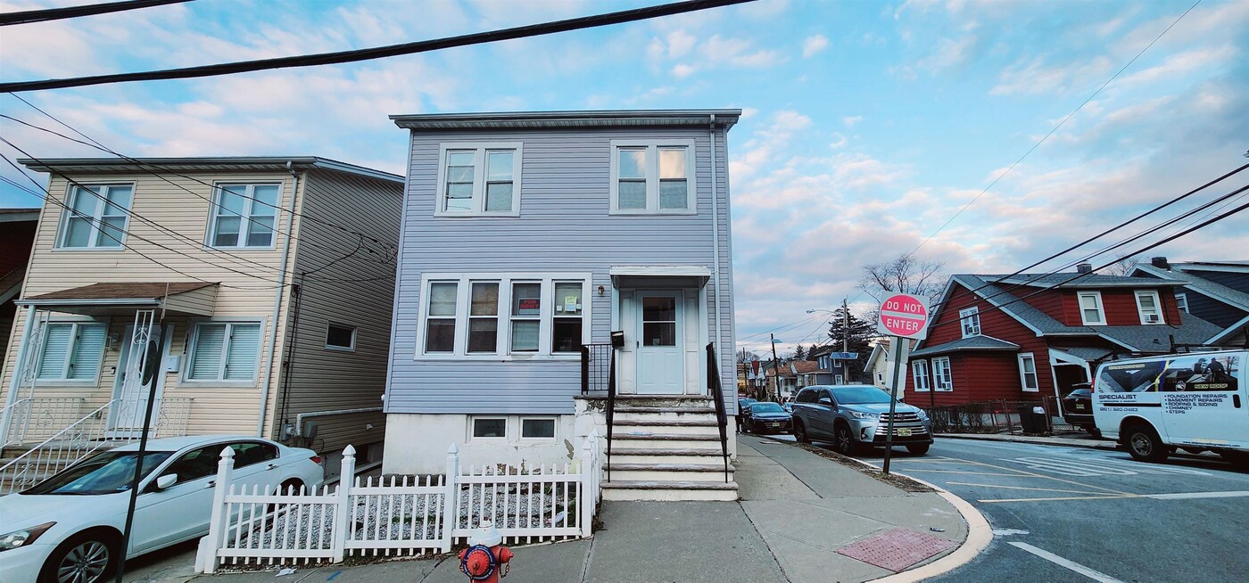 1400 84th St in North Bergen, NJ - Building Photo