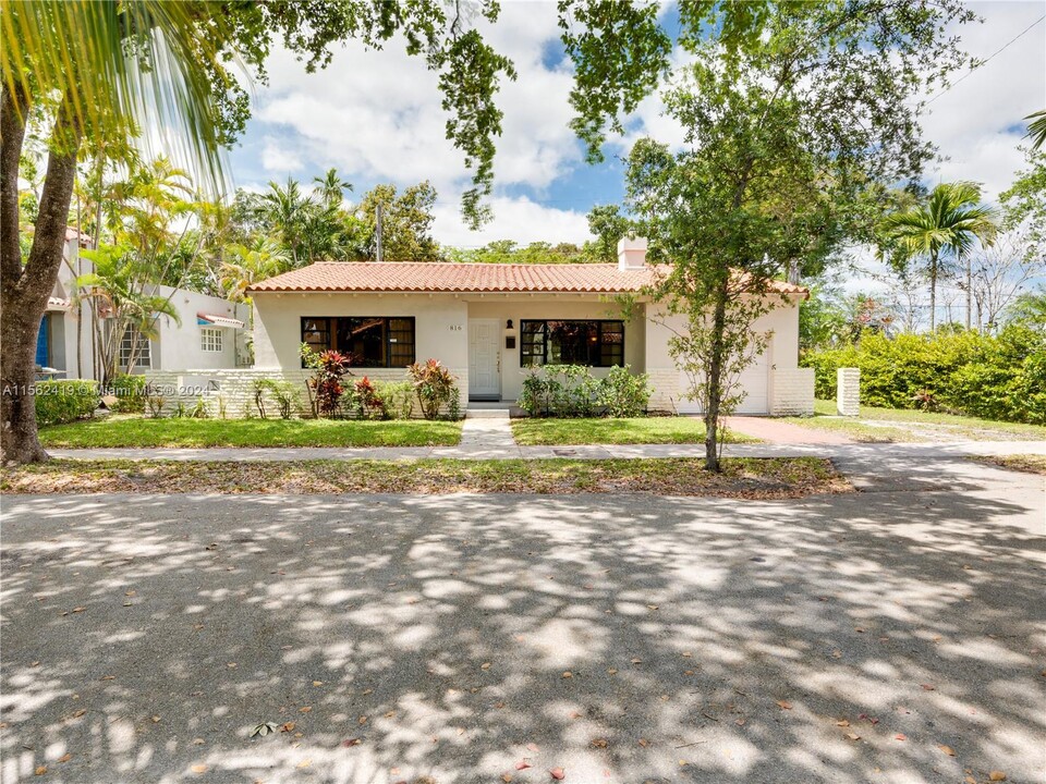 816 Lorca St in Miami, FL - Foto de edificio