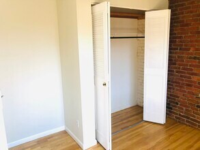 235 Washington St, Unit 4 in Brookline, MA - Foto de edificio - Building Photo