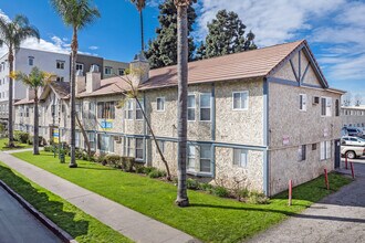 The Fountains in Panorama City, CA - Foto de edificio - Building Photo