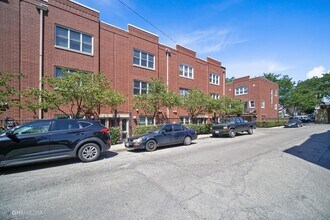 1730 W Terra Cotta Pl in Chicago, IL - Building Photo - Building Photo