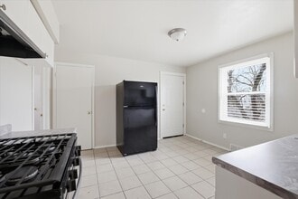 101 W Meinecke Ave, Unit 105 in Milwaukee, WI - Building Photo - Building Photo