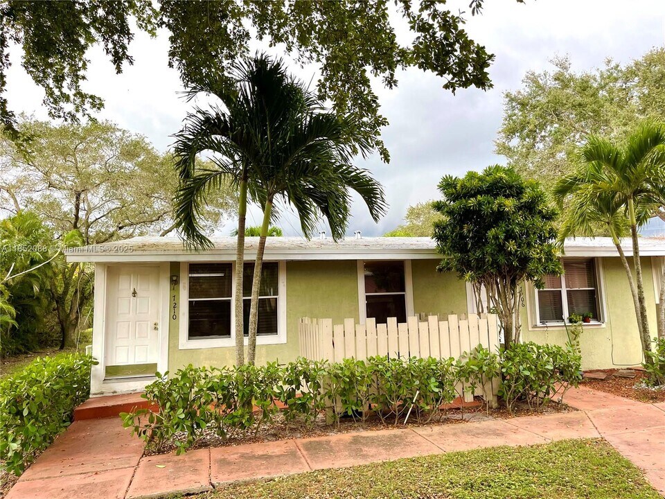 7210 Southgate Blvd in Tamarac, FL - Foto de edificio