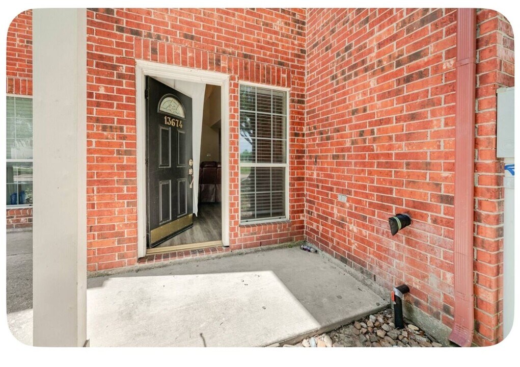 13674 Garden Grove Ct in Houston, TX - Building Photo