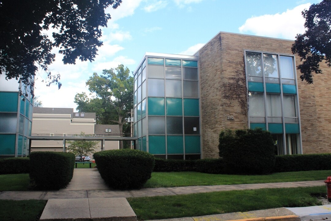 210 N Kenilworth Ave in Oak Park, IL - Building Photo
