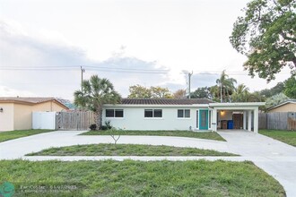 1313 SE 2nd Terrace in Deerfield Beach, FL - Foto de edificio - Building Photo
