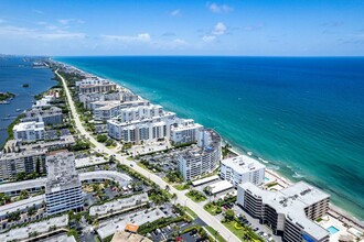 3590 S Ocean Blvd in South Palm Beach, FL - Foto de edificio - Building Photo