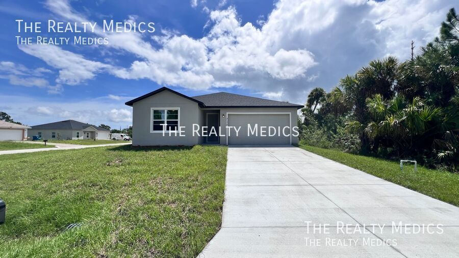 3175 Torrence Ave SE in Palm Bay, FL - Building Photo
