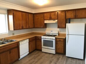 21036 Santa Barbara Dr, Unit A1 in Tehachapi, CA - Building Photo - Building Photo