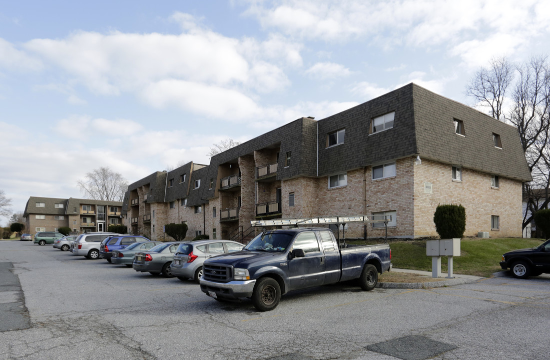 Dunshire Gardens in Dundalk, MD - Foto de edificio