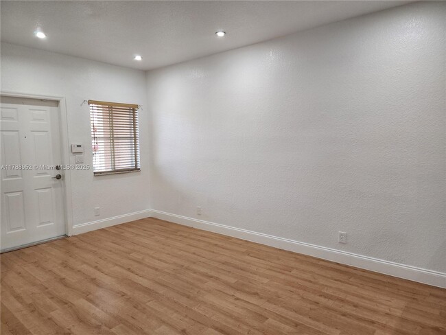 11392 NW 34th Pl in Sunrise, FL - Foto de edificio - Building Photo