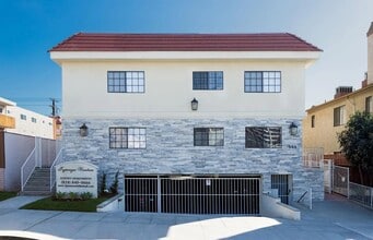 544 E Tujunga Ave, Unit 204 in Burbank, CA - Building Photo - Building Photo