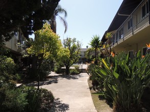 Camden House Apartments in San Jose, CA - Foto de edificio - Building Photo