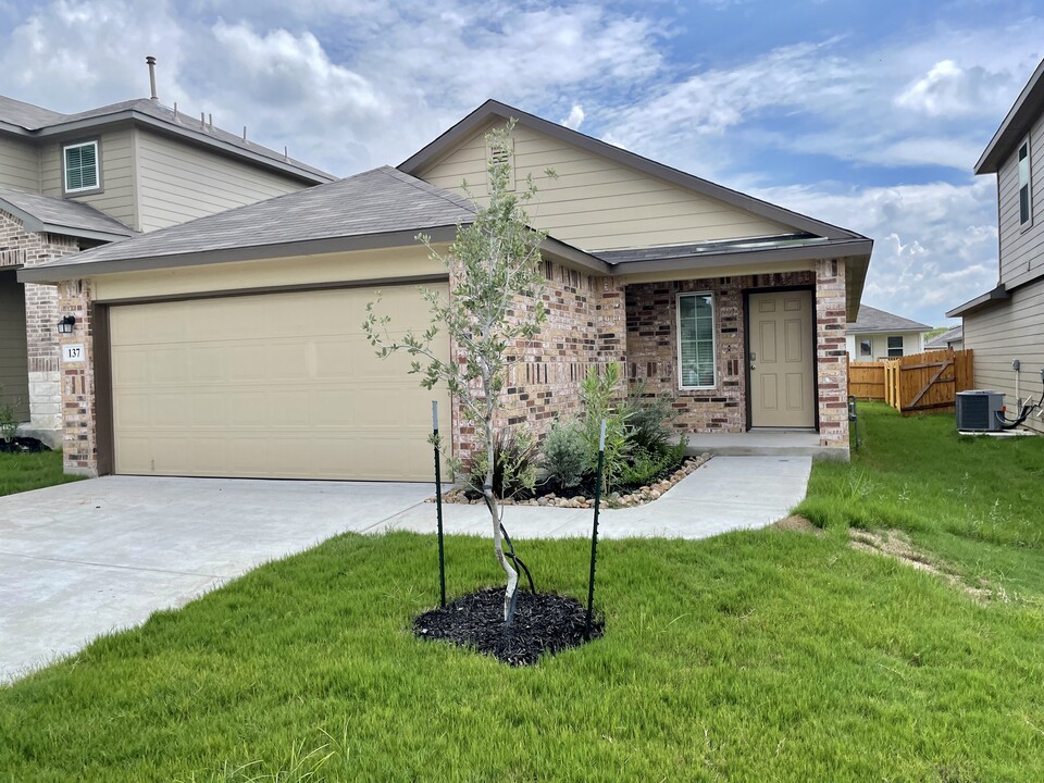 137 Bunkers Hill Rd in Floresville, TX - Building Photo