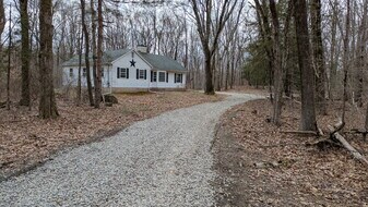 631 Litchfield Tpke in Bethany, CT - Building Photo