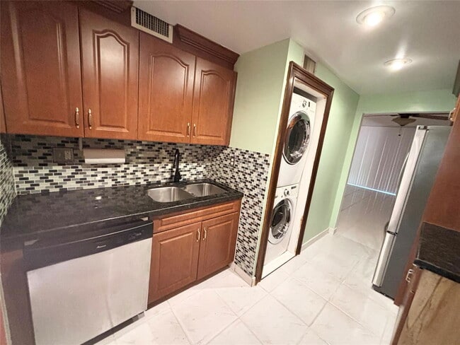 7401 NW 16th St in Plantation, FL - Building Photo - Building Photo
