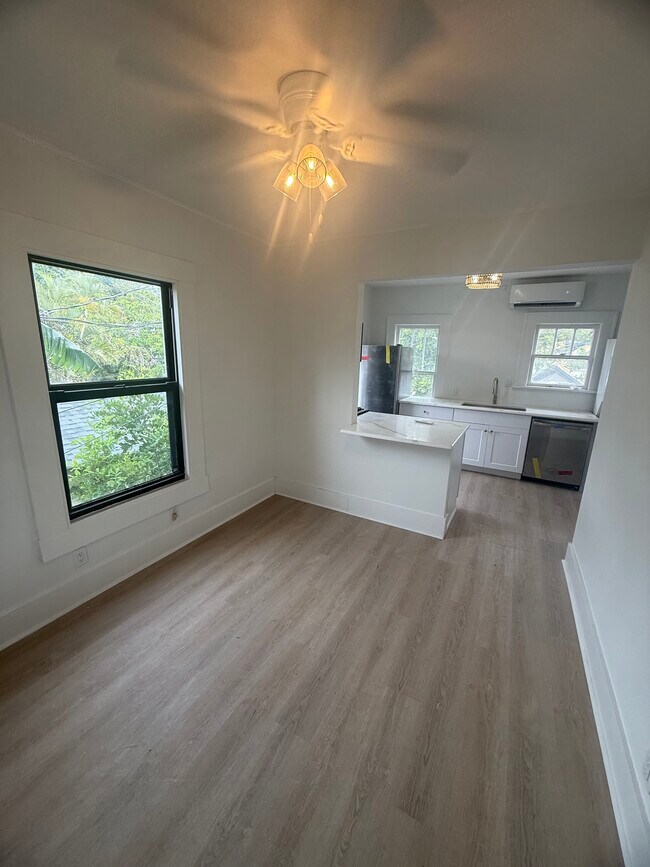 618 7th Ave N, Unit Top Floor Unit B in St. Petersburg, FL - Foto de edificio - Building Photo