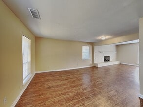 1718 Glen Alta Dr, Unit 2FL in Irving, TX - Foto de edificio - Building Photo