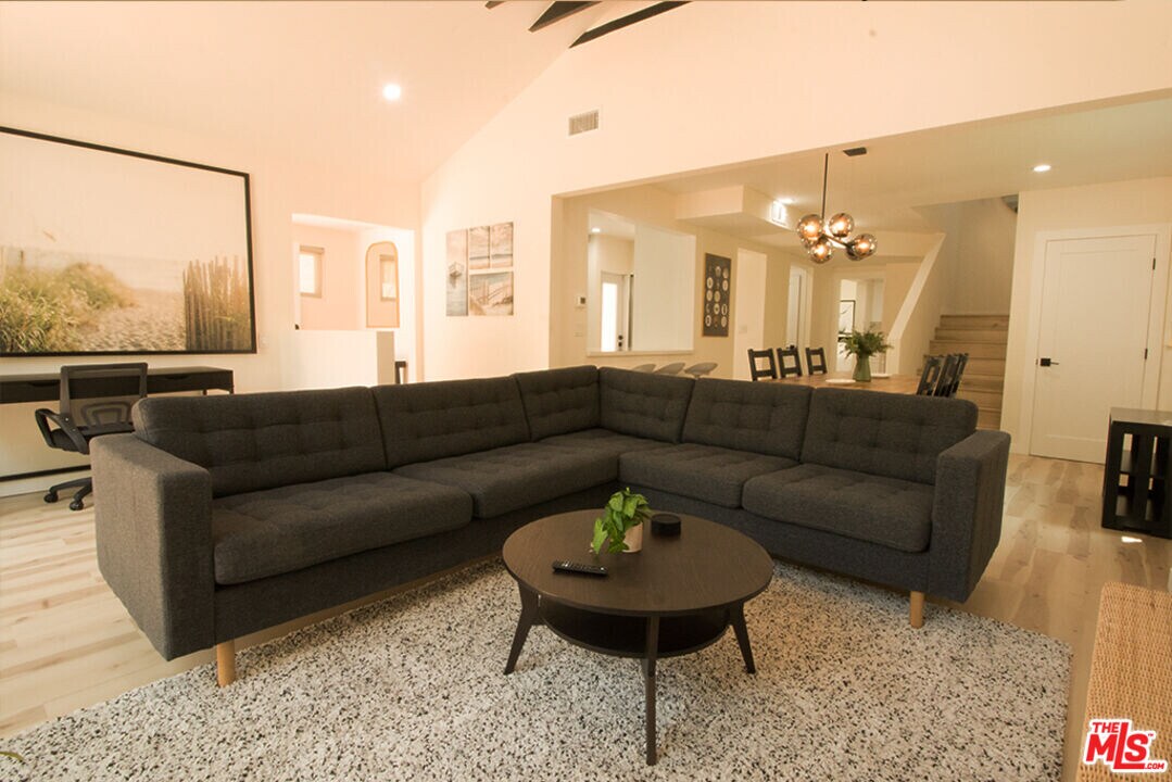 9042 Phyllis Ave in West Hollywood, CA - Building Photo