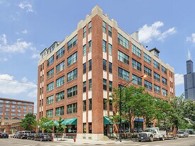812 W Van Buren St in Chicago, IL - Building Photo