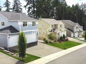 19211 15th Ave Ct E in Spanaway, WA - Foto de edificio - Building Photo