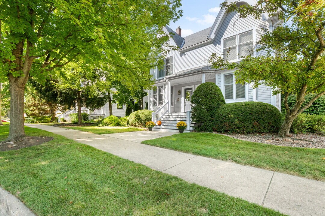 166 E Westminster in Lake Forest, IL - Building Photo