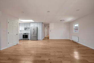 22244 41st Rd, Unit 2 Floor in Bayside, NY - Building Photo - Building Photo