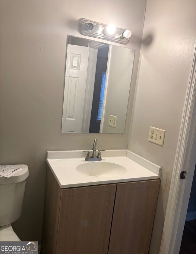 2059 Charter Ln in Lithonia, GA - Foto de edificio - Building Photo