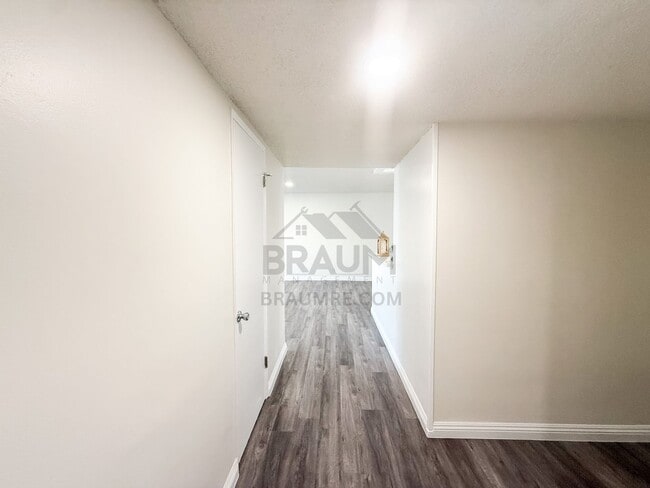 6041 Whitsett Ave, Unit 206 in Los Angeles, CA - Building Photo - Building Photo