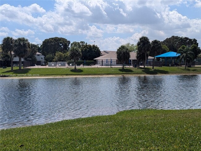 641 NW 105th Way in Pembroke Pines, FL - Building Photo - Building Photo
