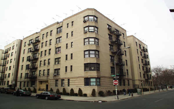 75 E 190th St in Bronx, NY - Building Photo