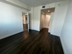 1344 NE Miami Ct, Unit B2 in Miami, FL - Foto de edificio - Building Photo