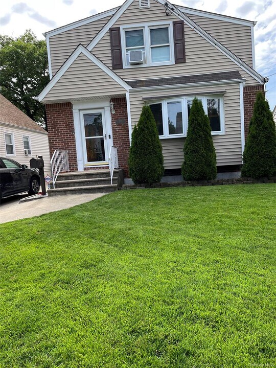209 Beech St in Floral Park, NY - Building Photo