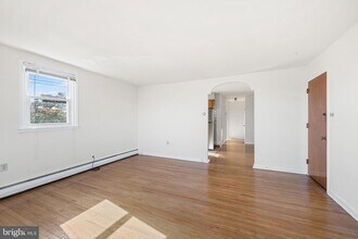 2042 Faunce St in Philadelphia, PA - Foto de edificio - Building Photo