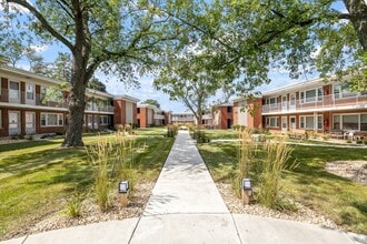 WHEATON COURT, LLC in Wheaton, IL - Building Photo - Interior Photo